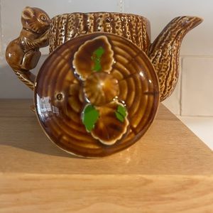 “Canada” tea pot- Vintage